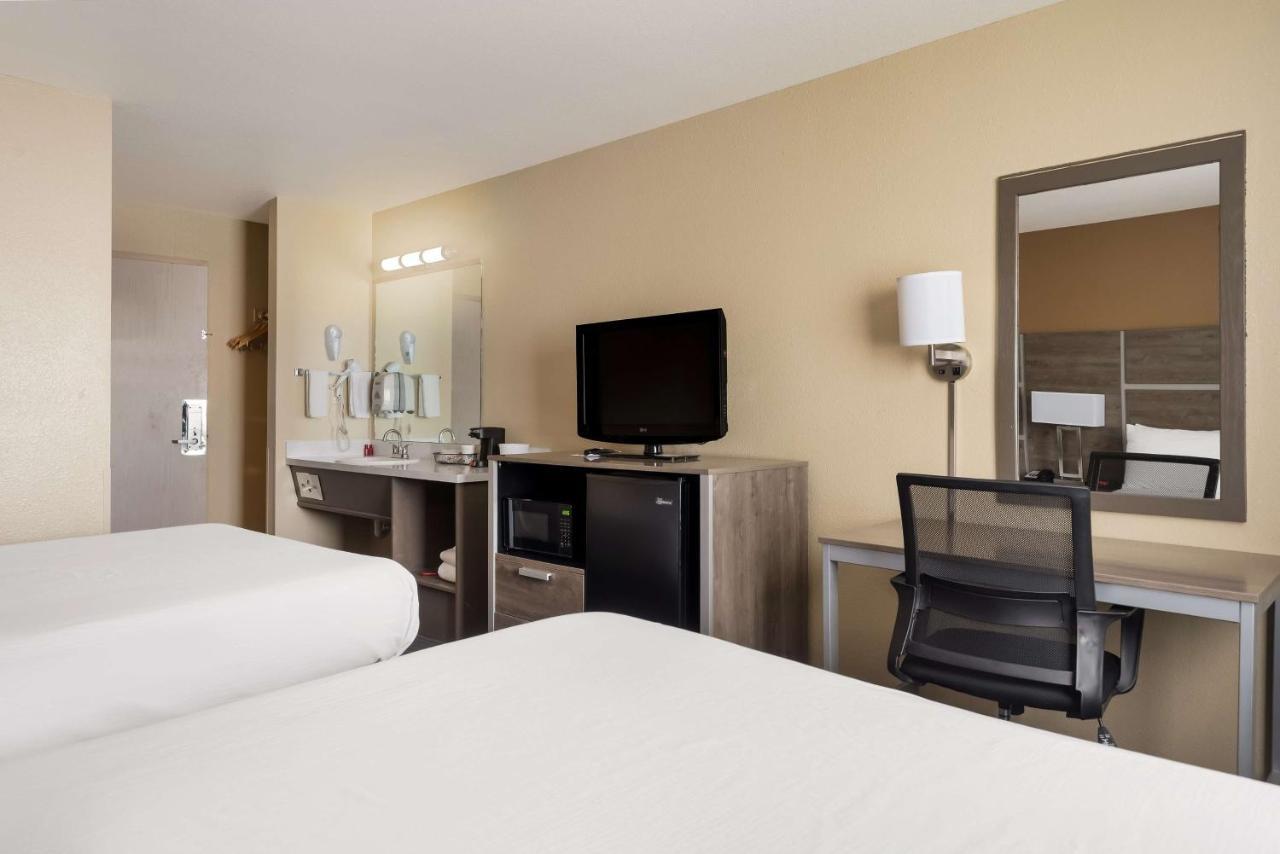 Surestay Hotel By Best Western Уэллс Экстерьер фото