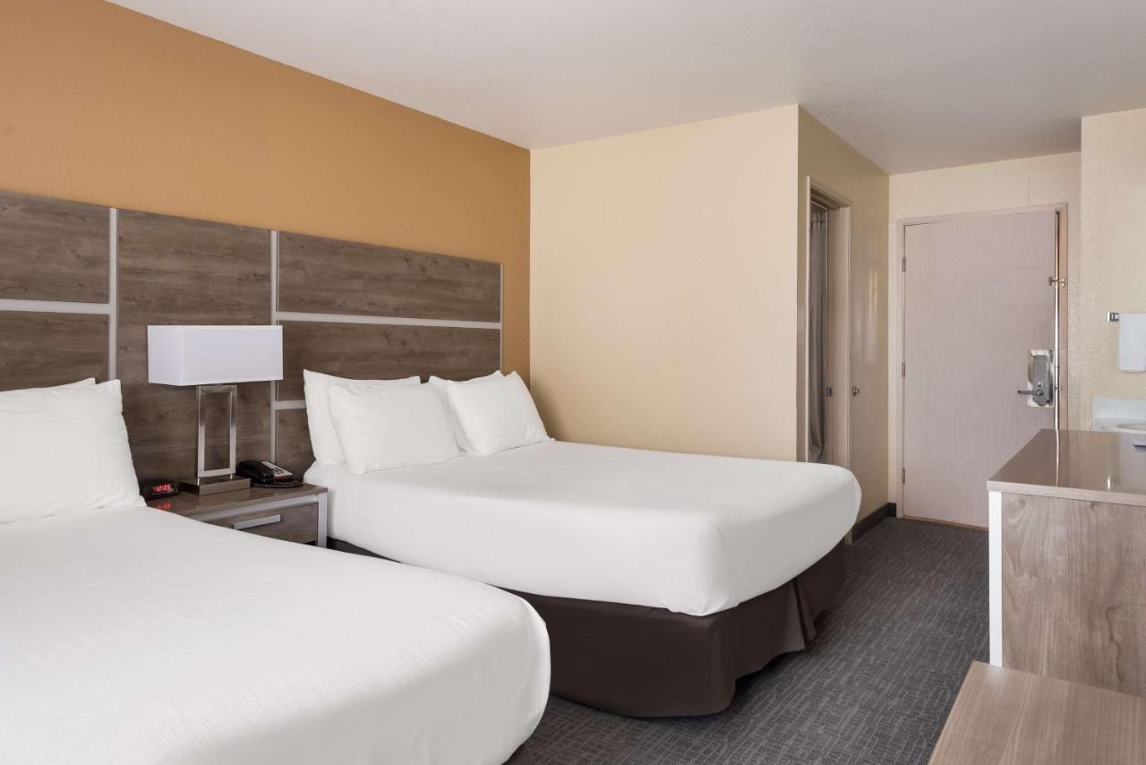 Surestay Hotel By Best Western Уэллс Экстерьер фото