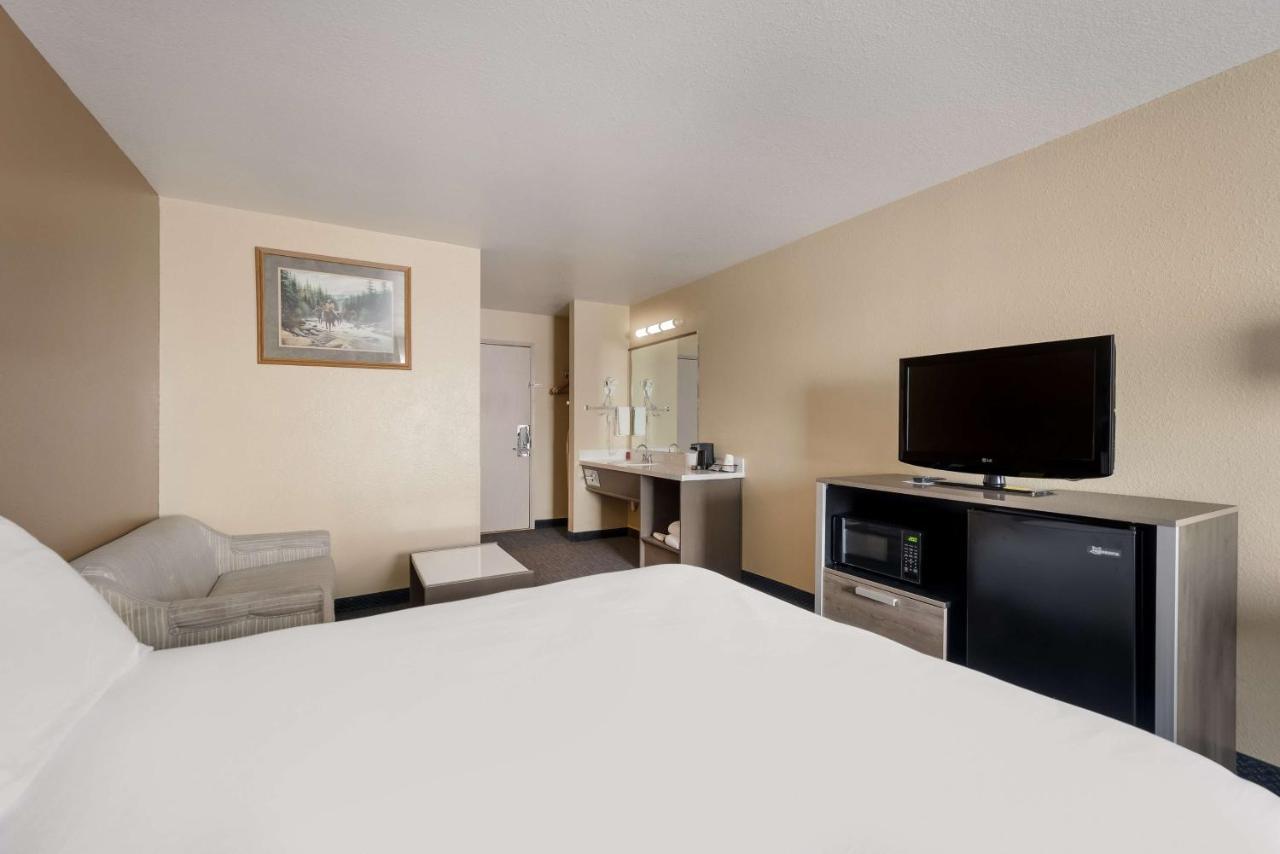 Surestay Hotel By Best Western Уэллс Экстерьер фото