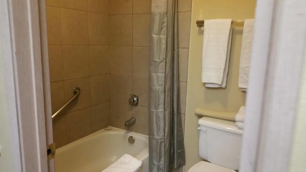 Surestay Hotel By Best Western Уэллс Экстерьер фото