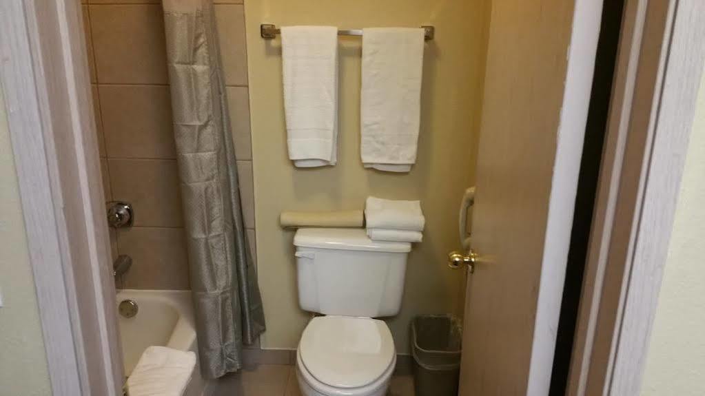 Surestay Hotel By Best Western Уэллс Экстерьер фото